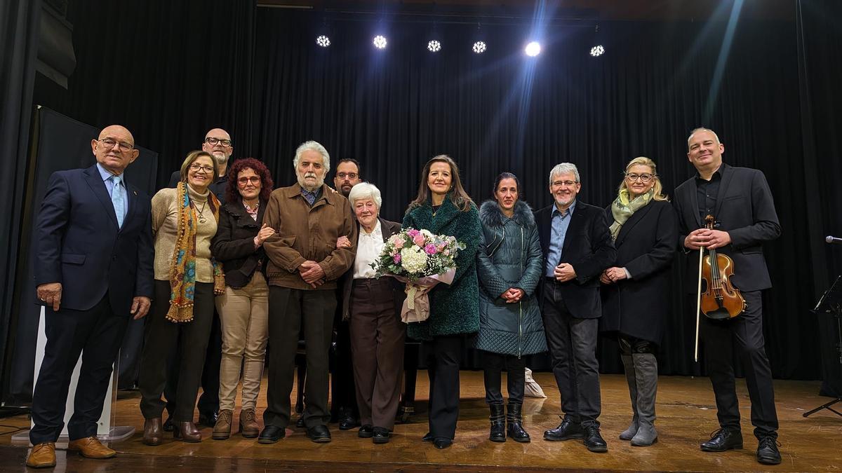 rganizadores, músicos y familiares posan en el escenario tras el concierto que homenajeó a Pascual Cándido Carda.