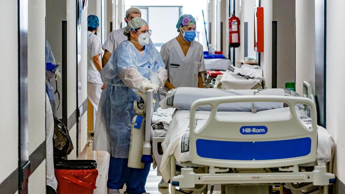 Sanitarios en los pasillos del Hospital de la Vila Joiosa, esta semana.
