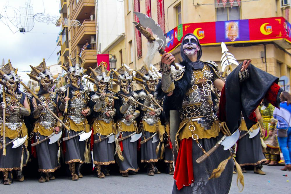 Moros y Cristianos desfilan en Onil entre la lluvia