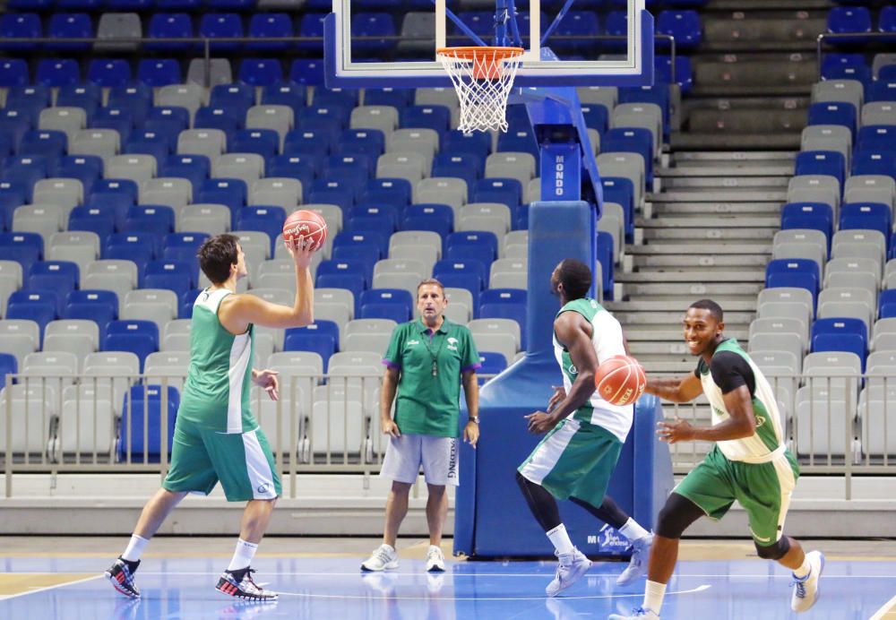 La plantilla del Unicaja vuelve a los entrenamientos bajo las órdenes de Joan Plaza para comenzar a preparar la temporada.