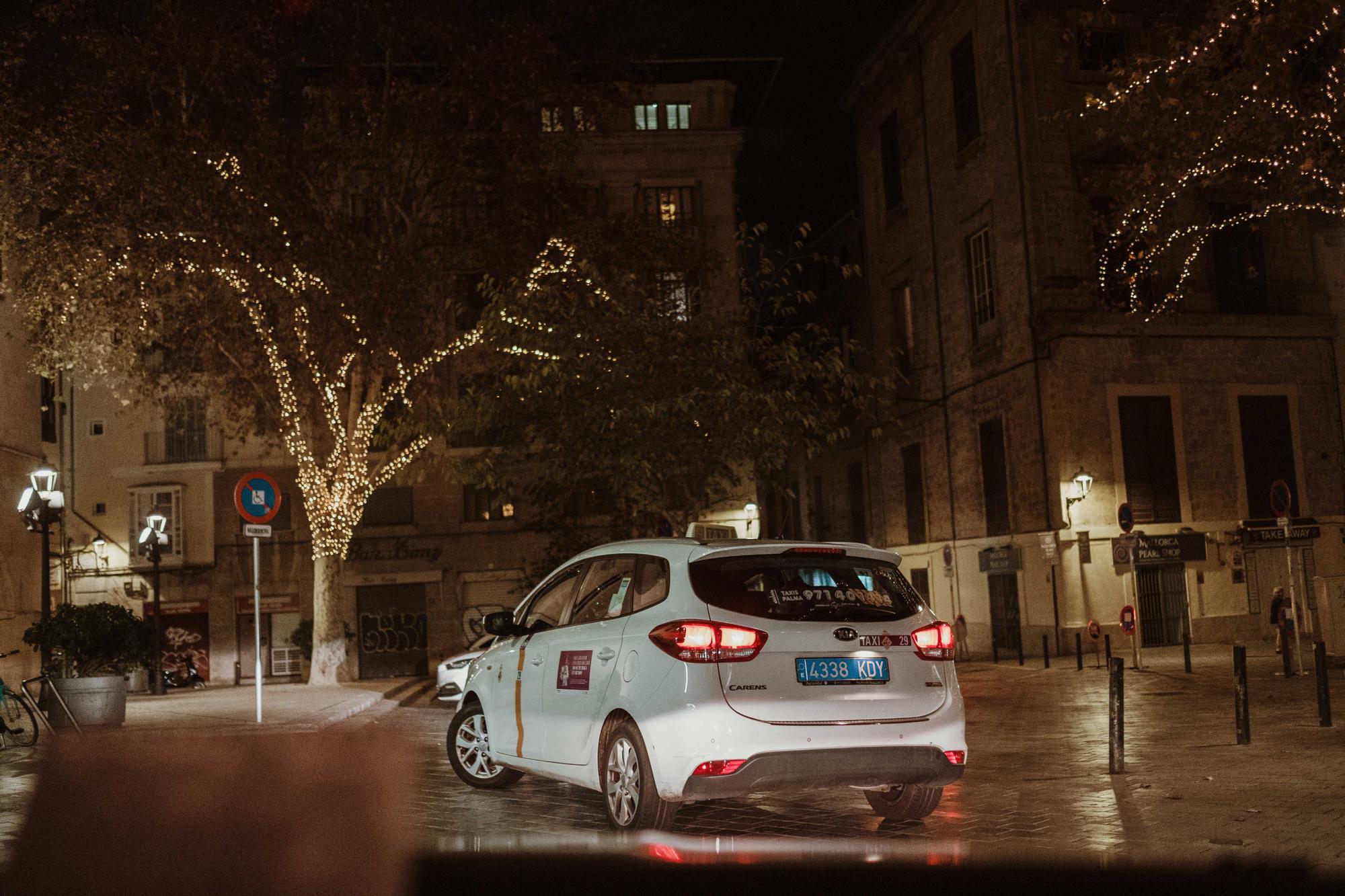 Caravana de taxis para que los mayores puedan ver las luces de Navidad