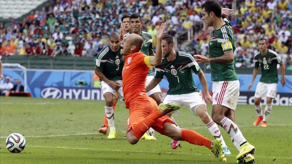 Robben se deja caer ante Márquez en los últimos minutos del partido de octavos de final contra México.