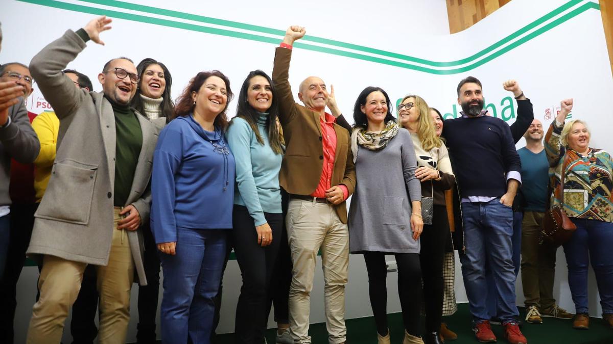 Antonio Hurtado celebra su victoria en las primarias del PSOE de Córdoba junto a Carmen González, Rafi Crespín y otros militantes del partido.