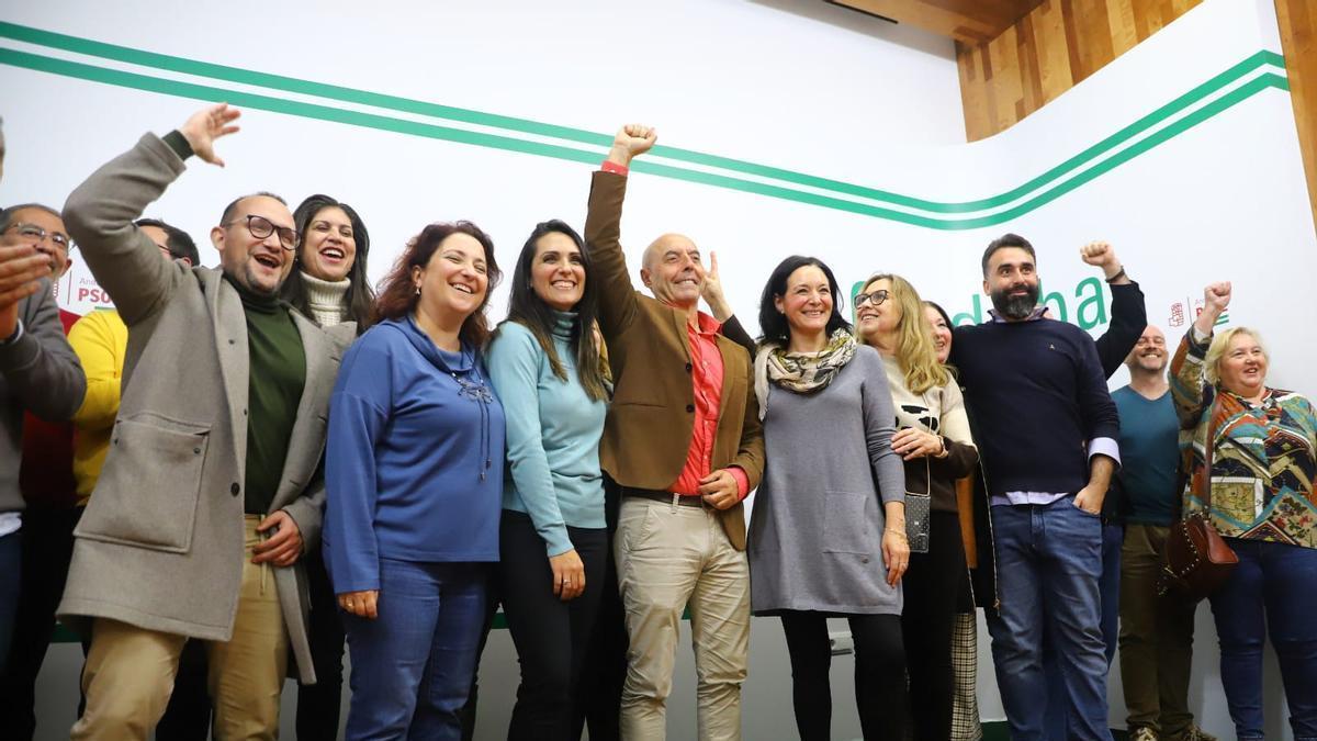 Antonio Hurtado celebra su victoria en las primarias del PSOE de Córdoba junto a Carmen González, Rafi Crespín y otros militantes del partido.
