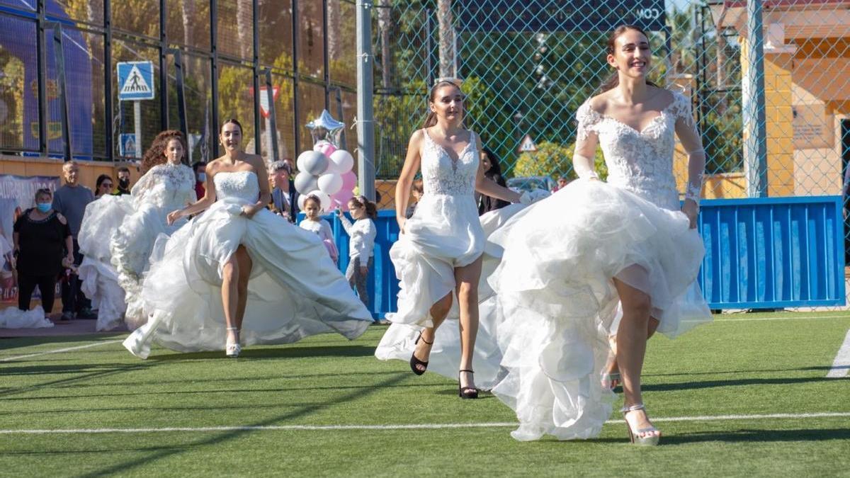 Las modelos del desfile de moda de la firma Bianca Di Sposa, corriendo por el Estadio de Carranque de Alhaurín de la Torre el pasado domingo durante la carrera 'Corre por tu boda'