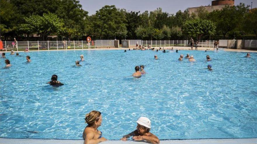 Zaragoza estudia el protocolo para abrir las piscinas con seguridad