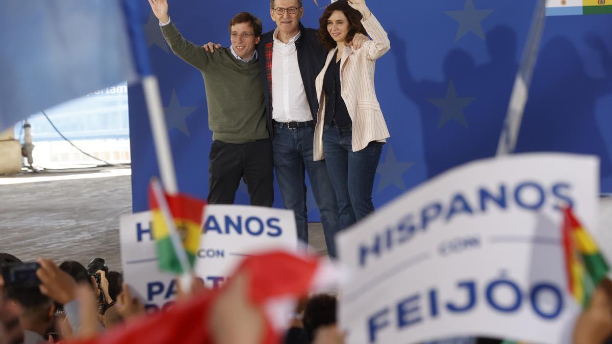 Feijóo junto a Ayuso y Almeida en un acto dedicado a los hispanos de Madrid. /