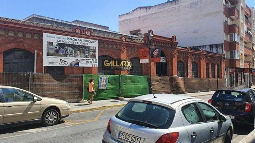 Exterior del Mercado de Calatrava, en la calle Félix Valverde Lillo.