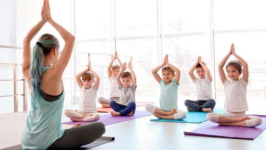 Imagen de una clase de yoga para los más pequeños de la casa