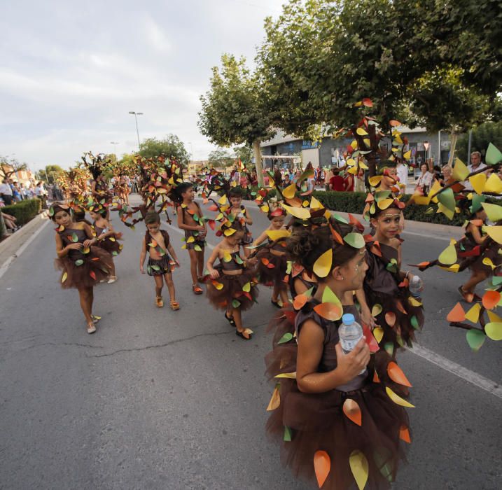 El desfile de carrozas inunda de color las calles de Pinoso con cientos de participantes