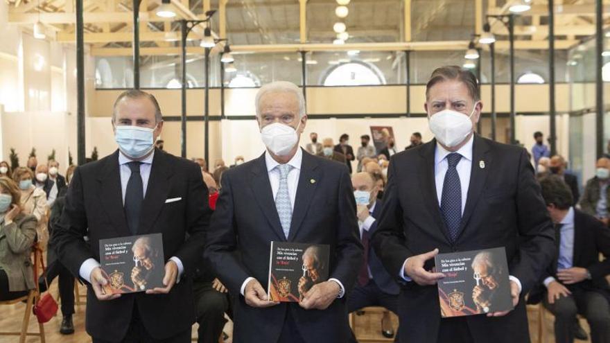 Por la izquierda, Pablo Junceda, Ramiro Fernández y Alfredo Canteli, ayer en la plaza de Trascorrales de Oviedo. | Bernabé Valle