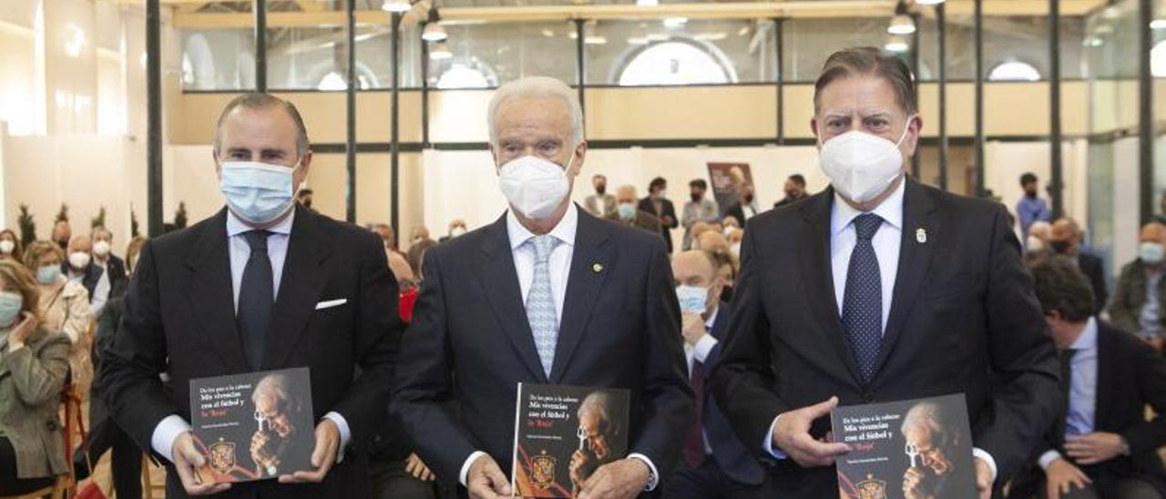 Por la izquierda, Pablo Junceda, Ramiro Fernández y Alfredo Canteli, en la plaza de Trascorrales de Oviedo, durantela presentación del libro del psicoesteta, el pasado miércoles.