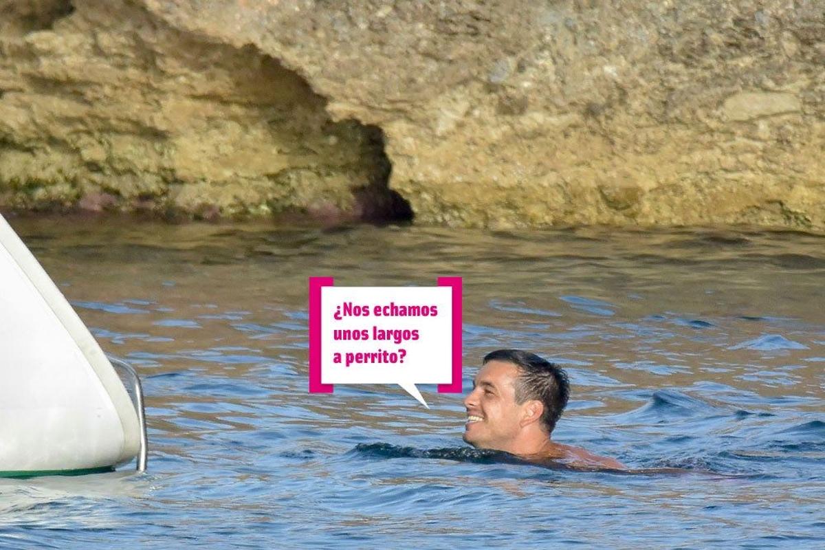 Mario Casas nadando en Ibiza