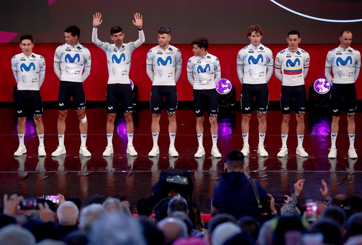 Los ciclistas de Movistar Team durante la presentación de equipos del Giro de Italia en Burgas, Bulgaria.
