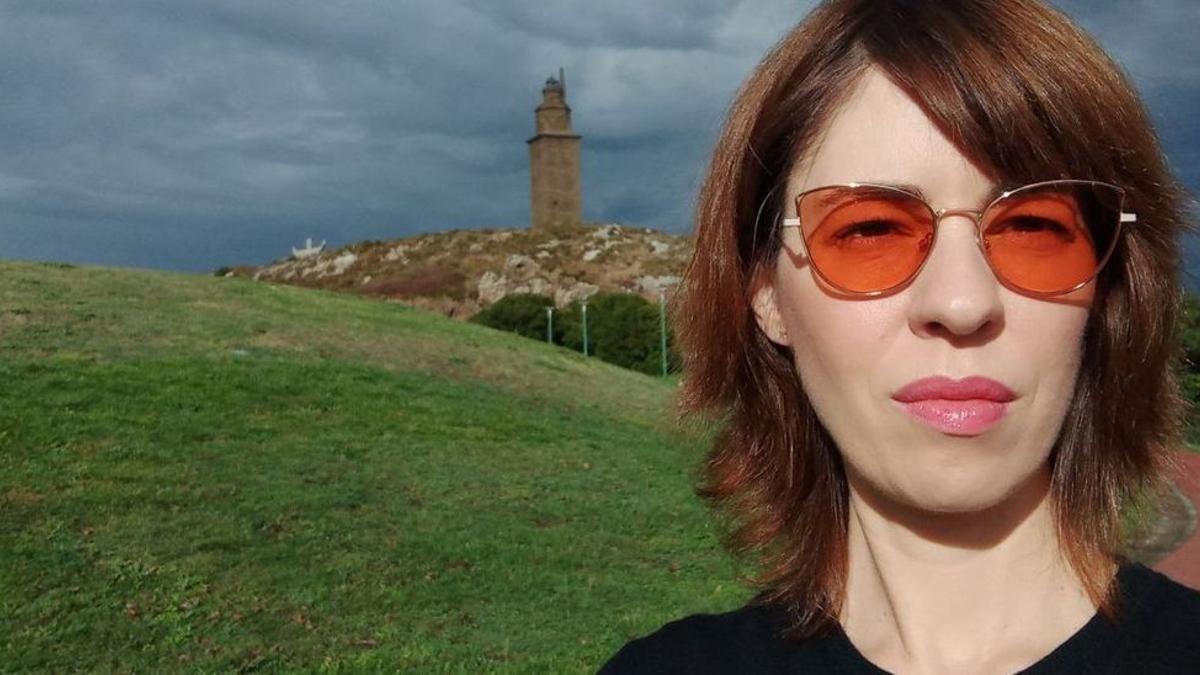 Marta Vega, con gafas especiales para atenuar la luz, en A Coruña.