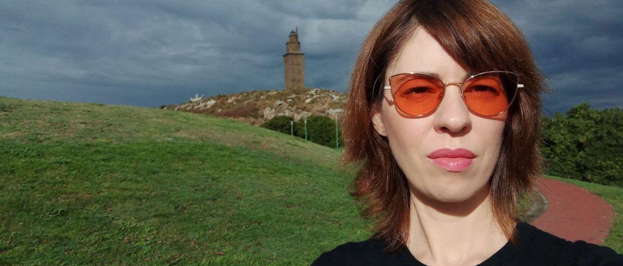 Marta Vega, con gafas especiales para atenuar la luz, en A Coruña.