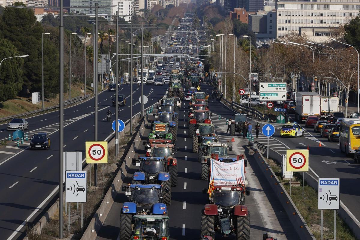 Los tractores circulan por las calles de Barcelona