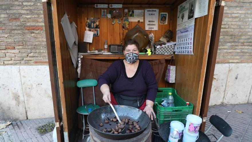 Pilar Monzón: «Soy la castañera más antigua de Zaragoza; llevo desde 1983»