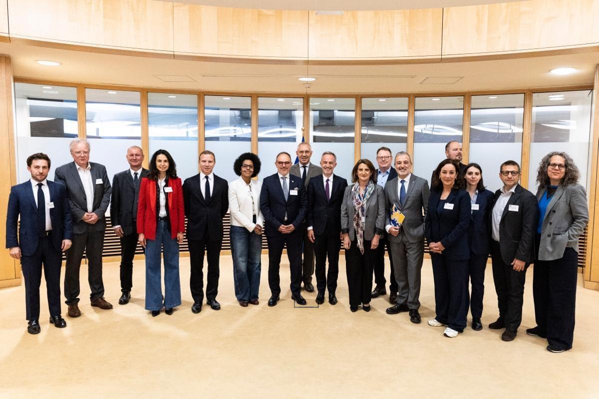 La delegación de 'Alcaldes por la vivienda' durante su visita a la Comisión Europea.
