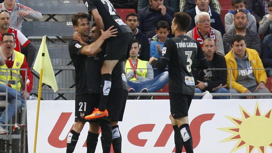 Barral celebra uno de sus goles contra el Almería.