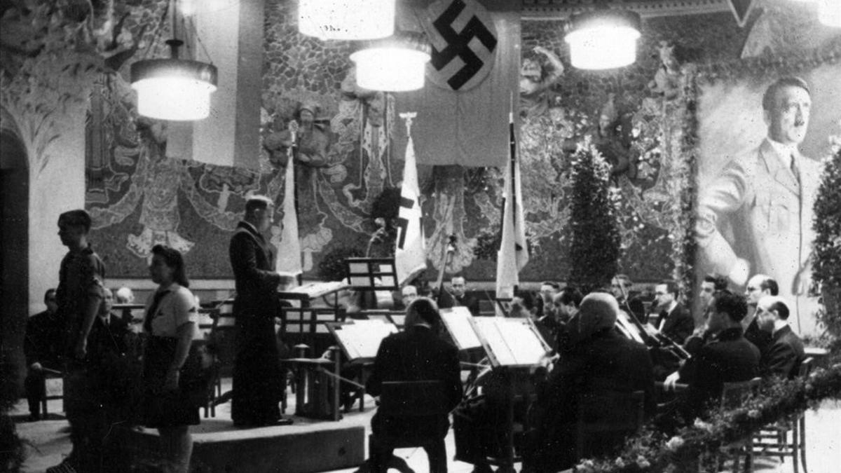 Celebración del cumpleaños de Hitler de 1943, en el escenario modernista del Palau de la Música, adornado con toda la parafernalia nazi, que aparece en el libro 'Nazis a Barcelona'.