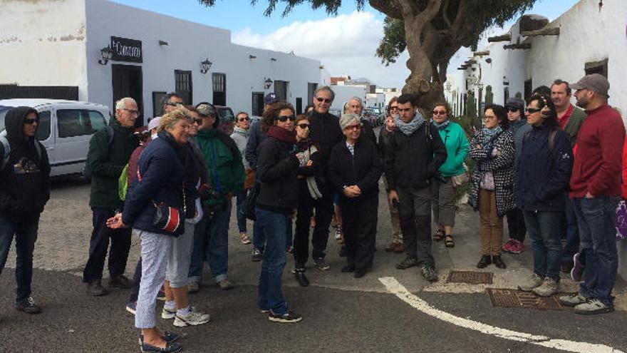 La guía Inés Goméz (en primera fila con pañuelo morado al cuello), ayer, junto al grupo en Teguise.
