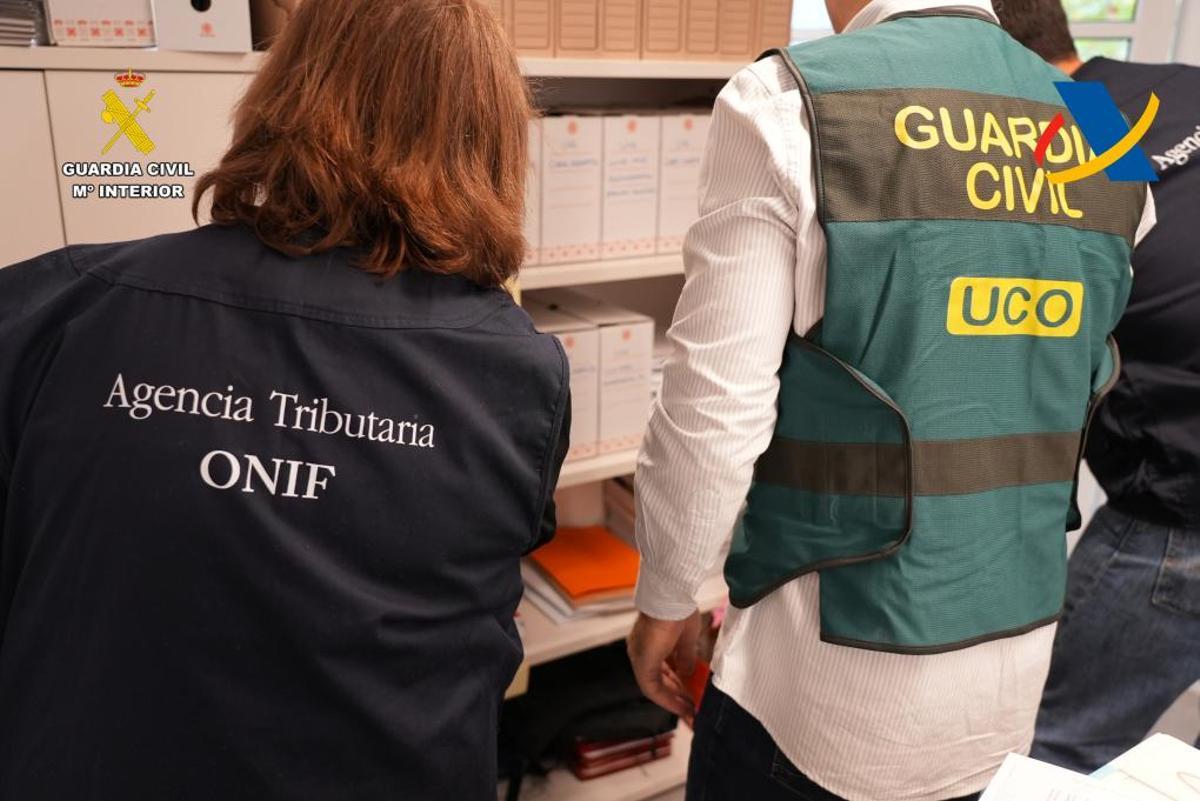 Miembros de la ONIF y de la UCO ha investigado la documentación de sobre el comercio de hidrocarburos.