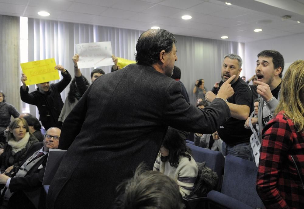 Estudiantes y miembros de la PAH revientan un acto en la Universidad