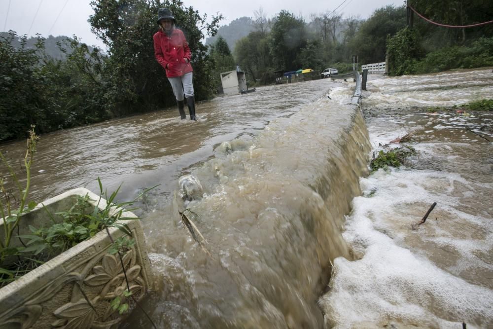 Temporal en Asturias: Las intensas lluvias dejan ríos desbordados y carreteras cortadas en el Oriente