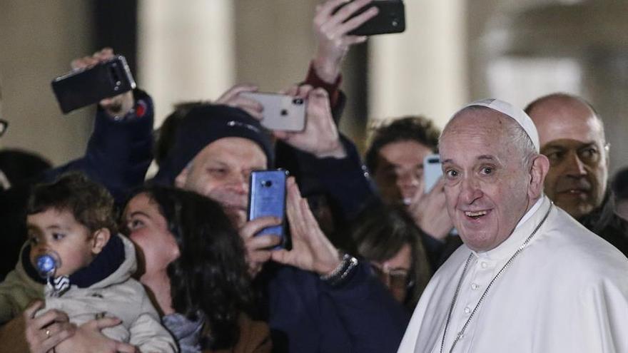 El papa reprende a una mujer que le agarró bruscamente del brazo y le empujó