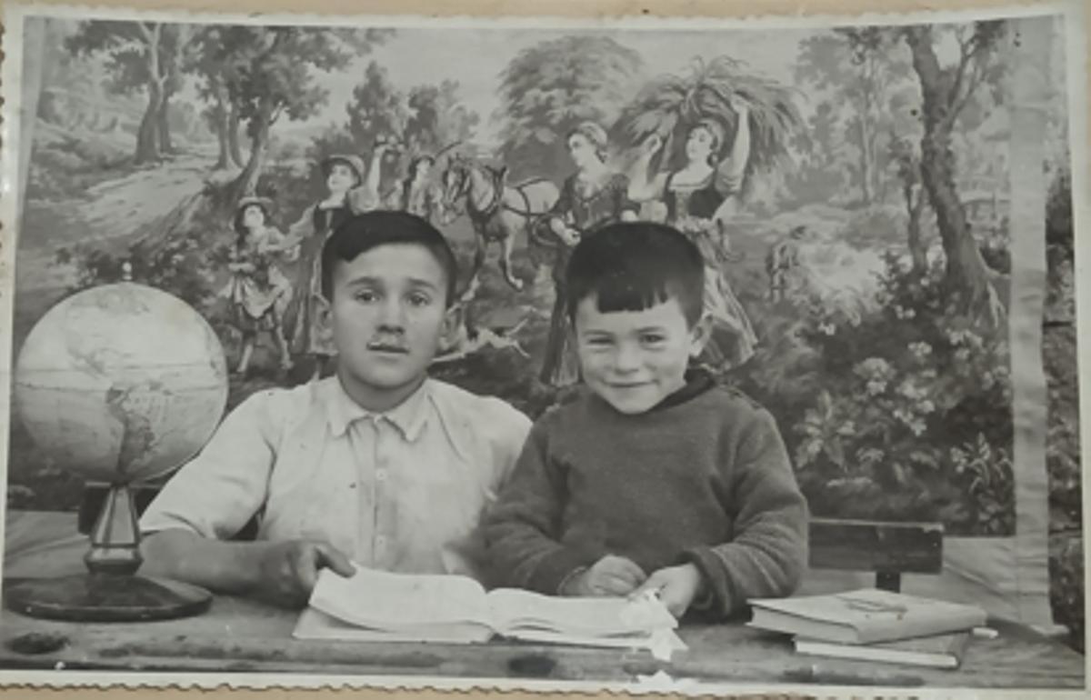 Os irmáns Francisco e Lorenzo Otero na escola de Vilanova da mestra María Mandado Bouzón (1957/58).