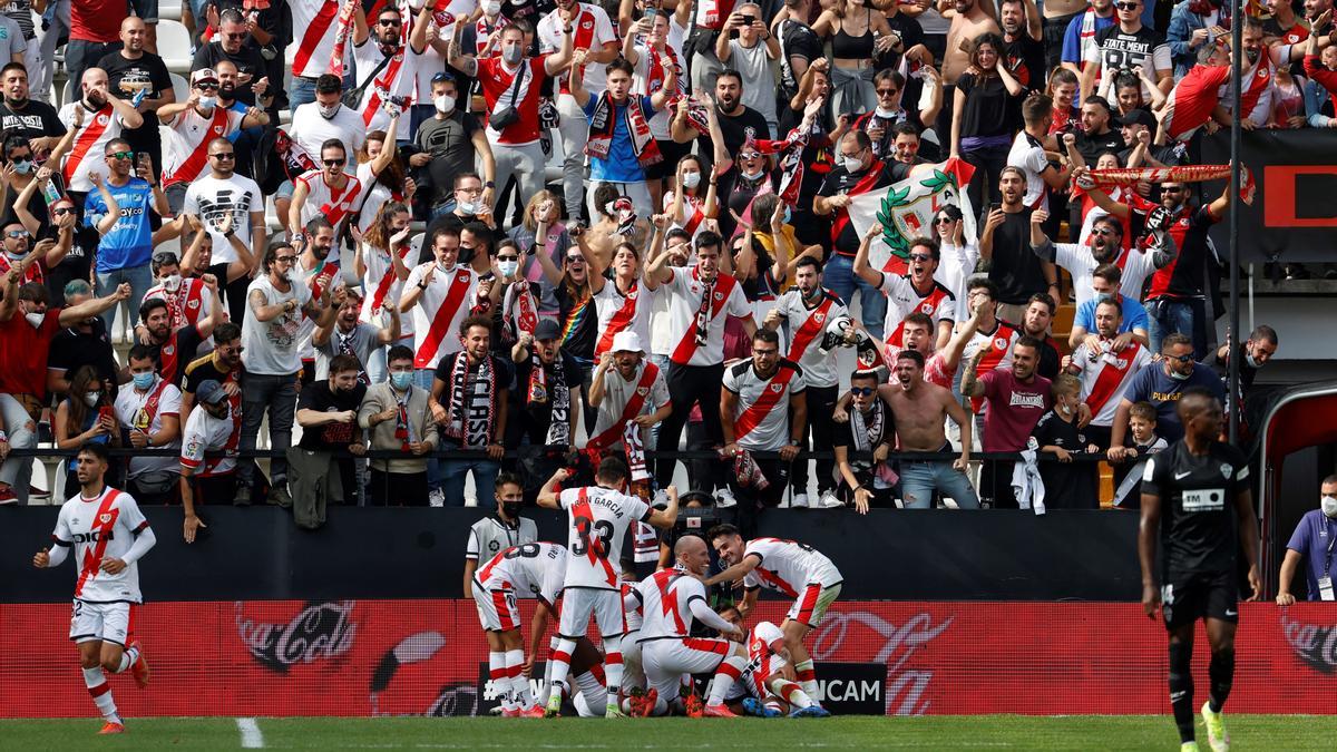 La afición del Rayo celebra el tanto de la victoria.