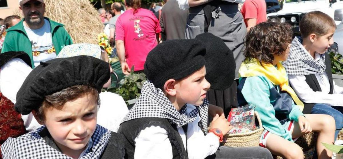 Una pequeña vestida de aldeana, ayer, en las fiestas de San Isidro en Piedras Blancas | MARA VILLAMUZA