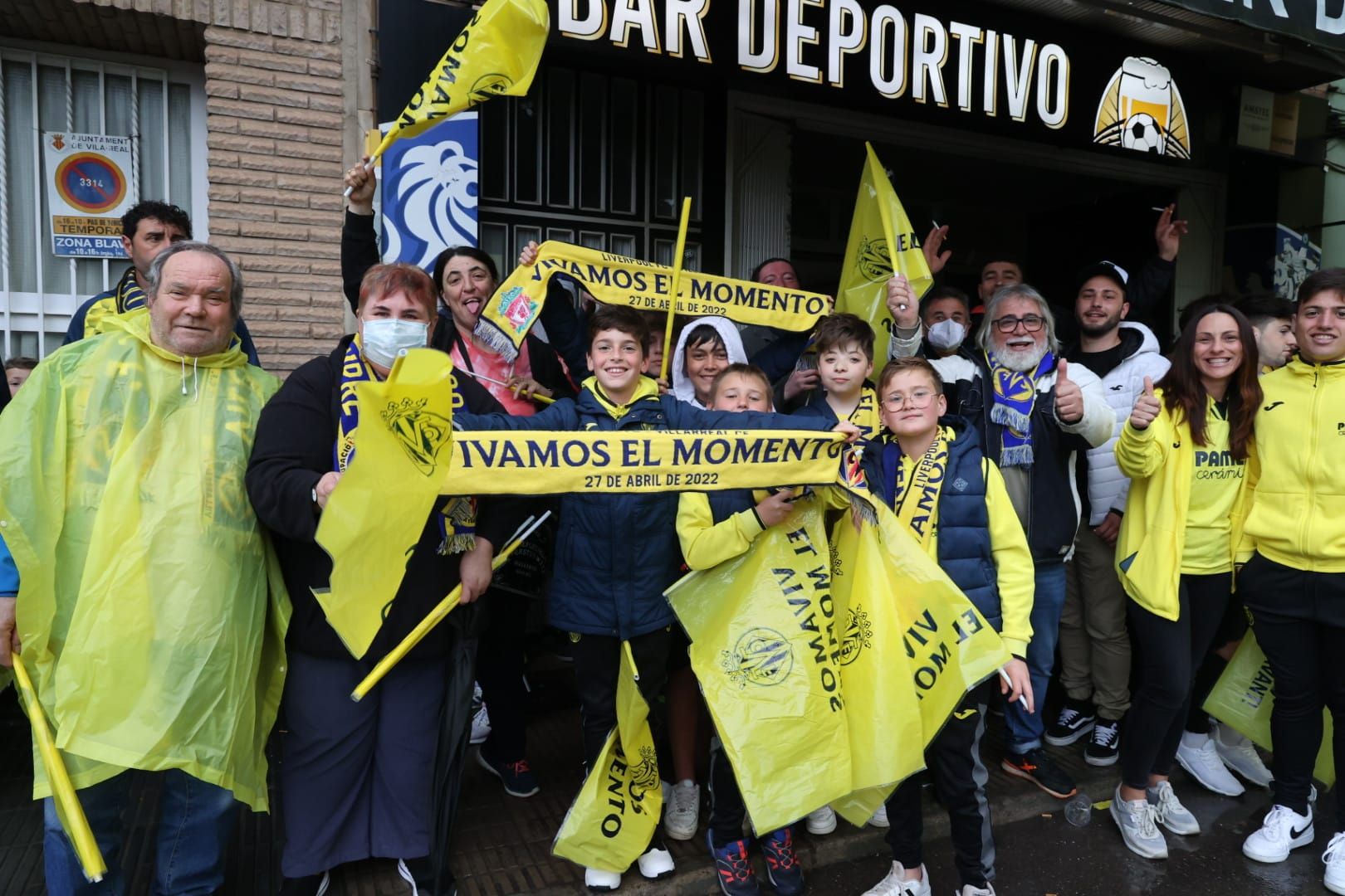 Fotogalería | La lluvia no frena las ganas de la afición del Villarreal de ver a su equipo en la final de Champions