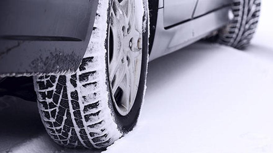 Un coche con neumáticos de invierno.
