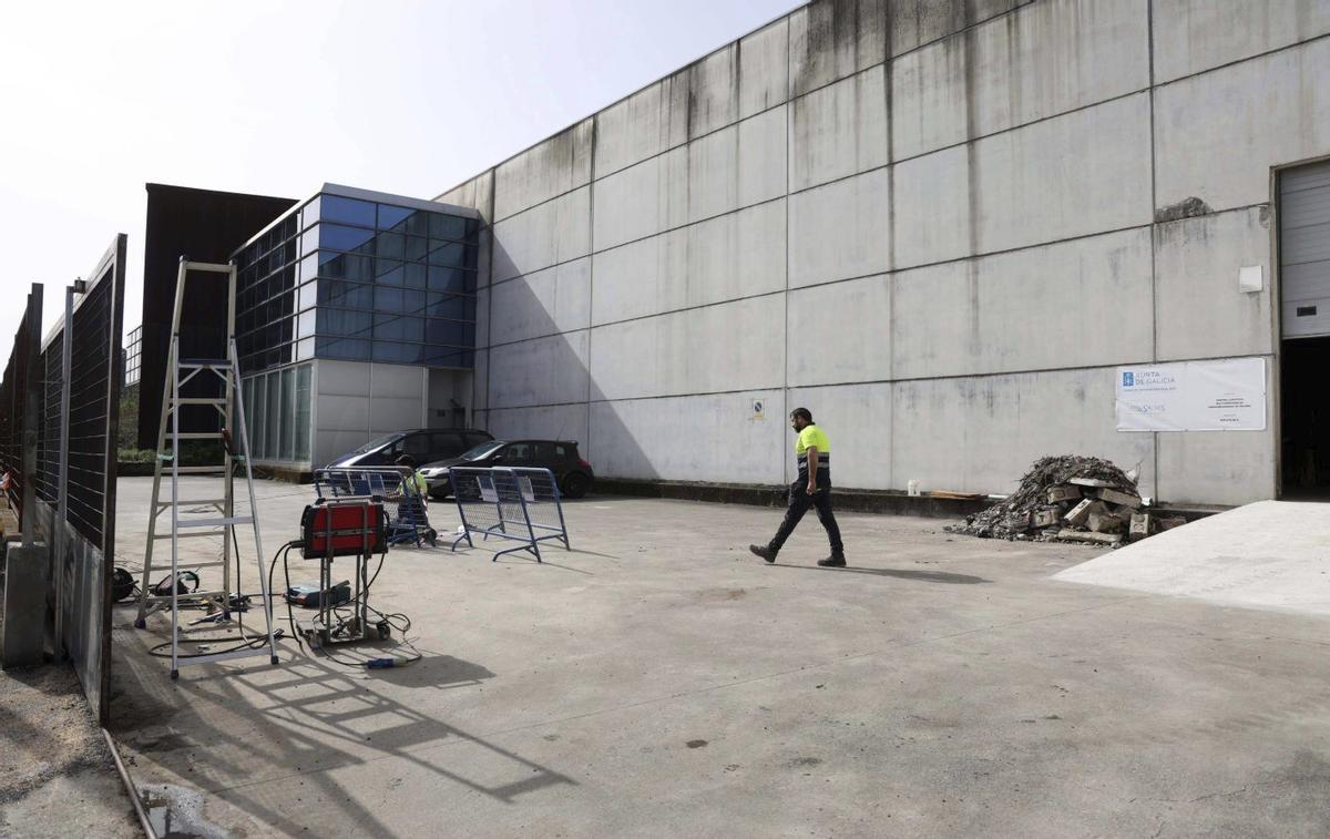Un operario ante la nave que centralizará la amplia cartera de servicios comarcales de O Salnés. | NOÉ PARGA