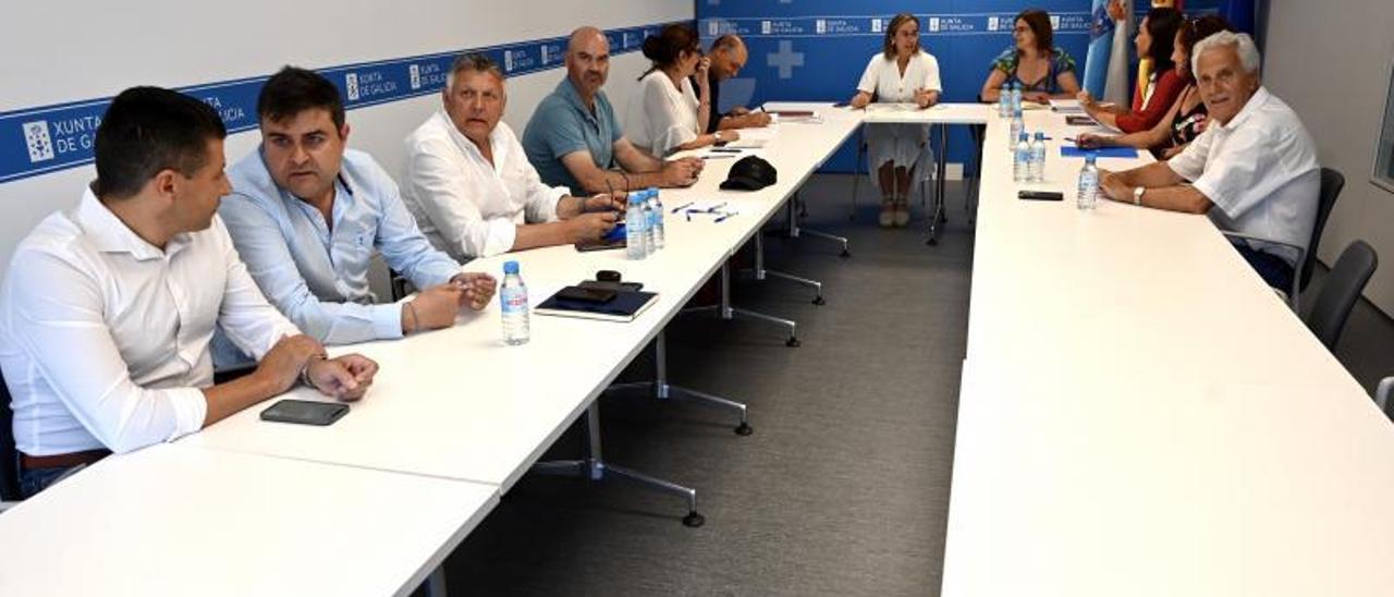 La reunión de los alcaldes y representantes de los concellos del área de Pontevedra, entre los que estaba Félix Juncal, con la conselleira Ethel Vázquez y responsables de Augas de Galicia. |   // RAFA VÁZQUEZ