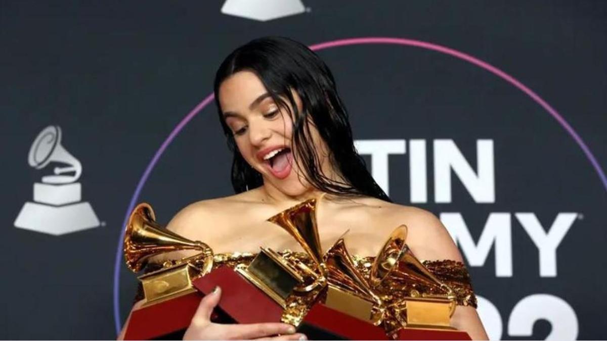 Rosalía, con el oro de los Grammy Latinos.