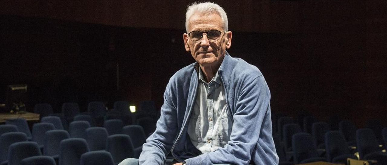 El director teatral alicantino Juan Pastor, ayer, en el Teatre Arniches.