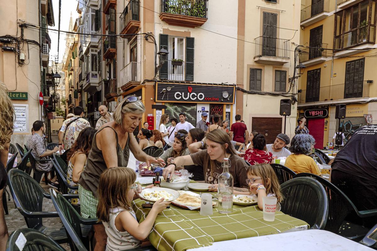 Sopar a la llesca en Plaça d'en Coll