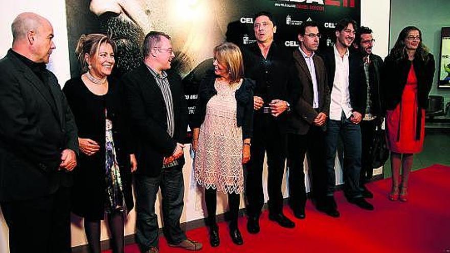 Los actores de la película, junto con las autoridades locales, en el preestreno en Zamora.