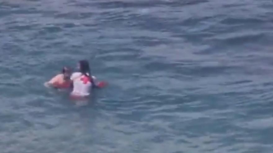 Salvan la vida a una pareja en Las Canteras