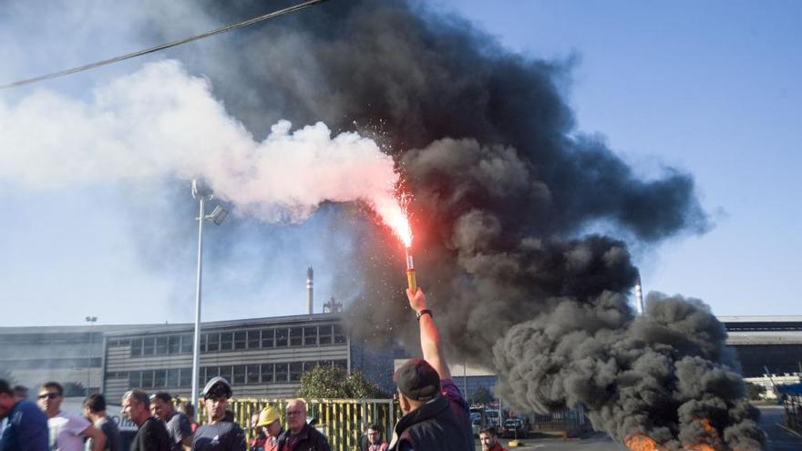 Concentración de trabajadores frente a las instalaciones de Alcoa en A Grela.