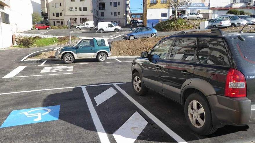 Vehículos estacionados en el nuevo aparcamiento de Posada.