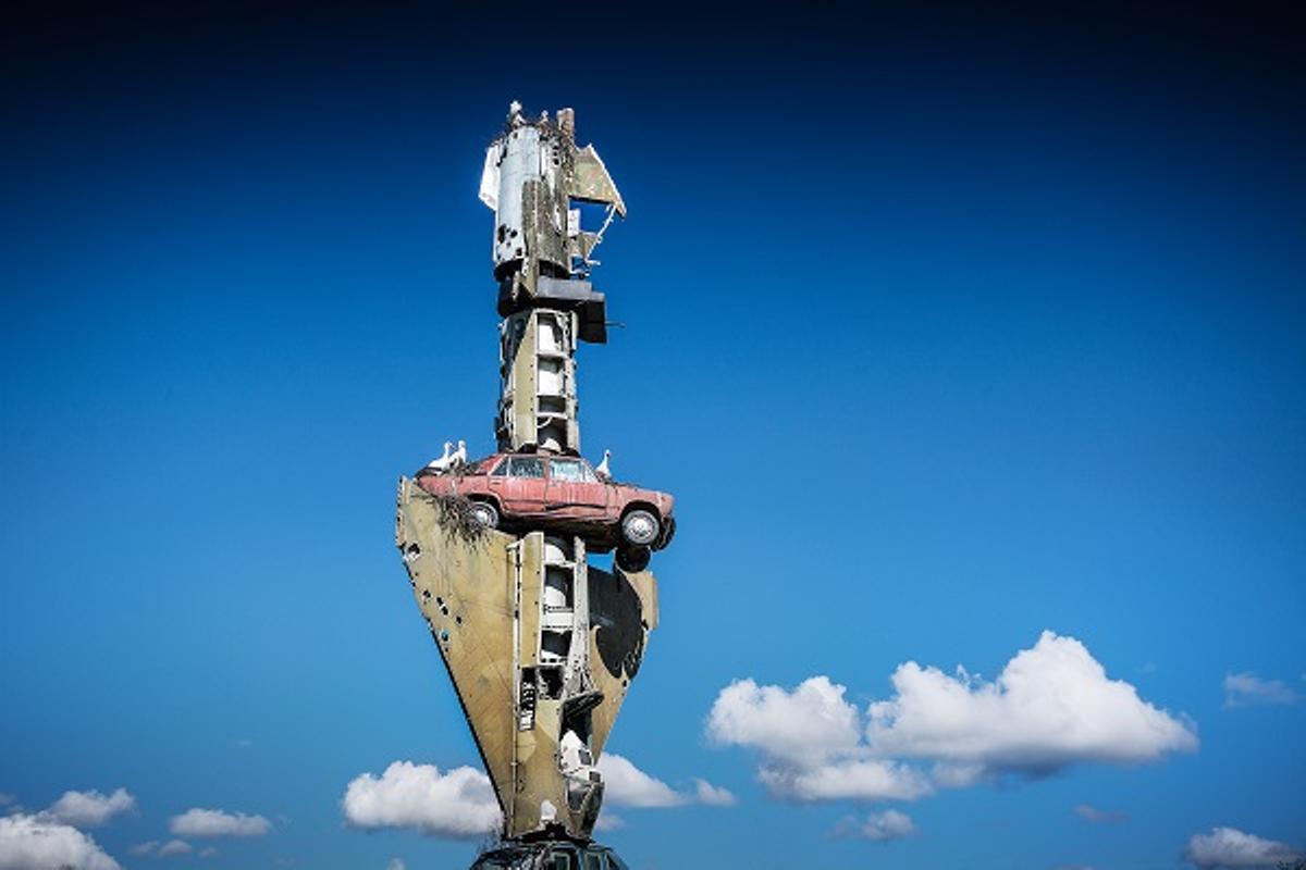 Obra de Wolf Vostell '¿Por qué el proceso entre Jesús y Pilato duró tan solo dos minutos'. Museo Vostell Malpartida