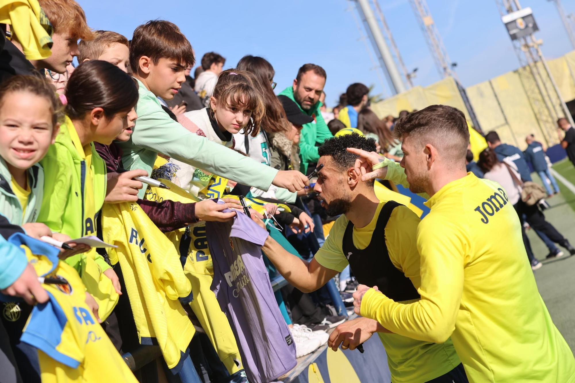 Así ha sido el entrenamiento navideño del Villarreal a puerta abiertas