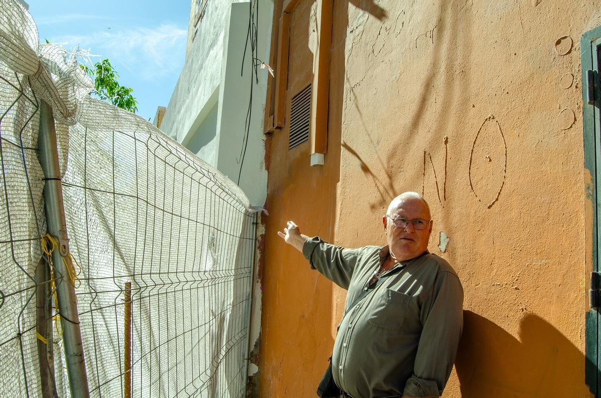 Los vecinos de Ardira, con el apoyo del PSOE, piden que se elimine el muro (pintado de blanco) de una antigua nave demolida de la Flex.