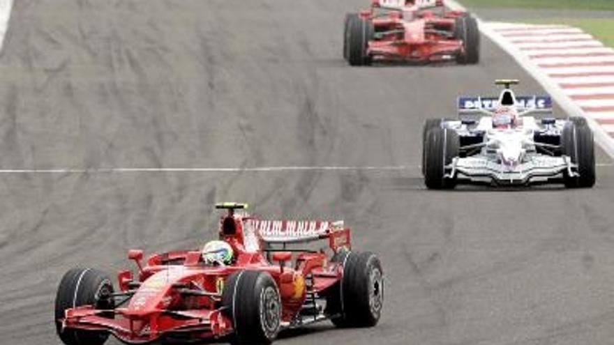 El piloto brasileño de Fórmula Uno, Felipe Massa, de Ferrari, lidera la carrera durante el inicio del Gran Premio de Fórmula Uno de Bahrein, en el circuito de Sakhir, cerca de Manama.