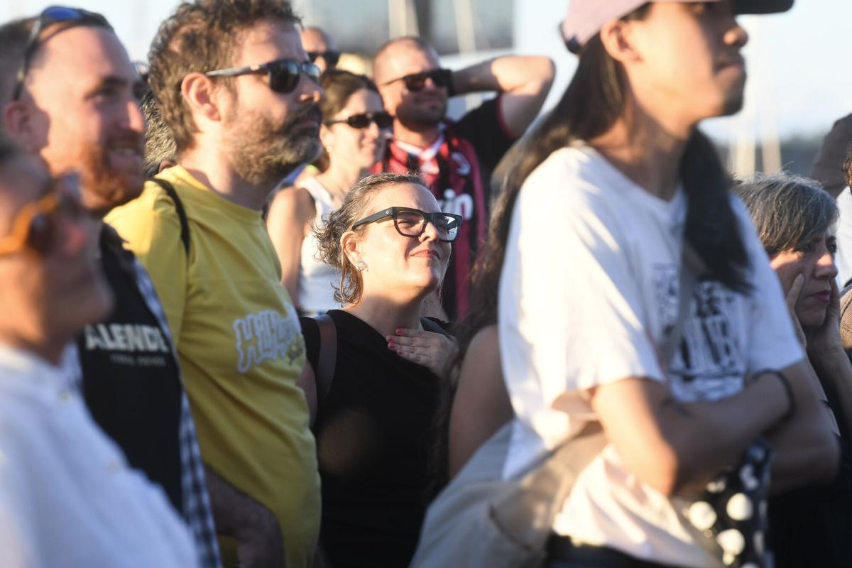 La cantautora y productora portuguesa llevó este jueves al castillo de San Antón una fusión de música tradicional lusa con sonidos electrónicos y sintetizadores durante la segunda jornada del Festival Noroeste Estrella Galicia.