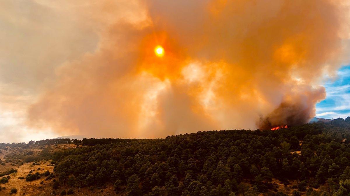 Desalojan varias casas de la sierra de Madrid por un fuego